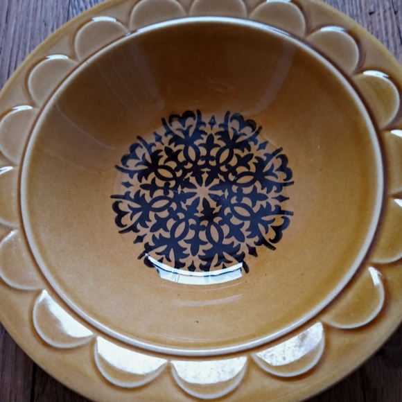 Small yellow dish/bowl with pattern - Picture 3 of 4